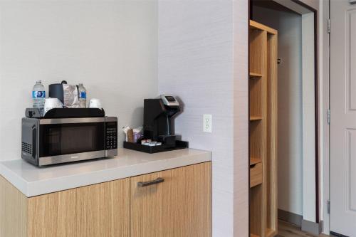 HILTON GARDEN INN AUBURN Room Type - Junior King Suite with Seating Area