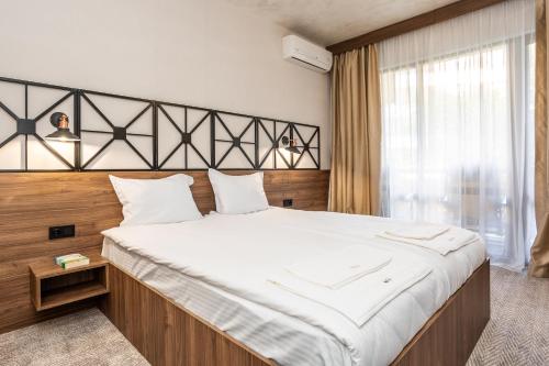 Deluxe Double Room image 8