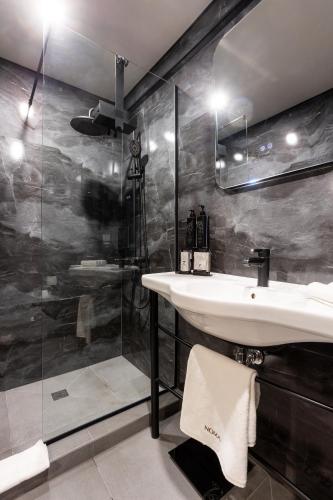 Deluxe Double Room image 2