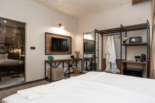 Standard Double Room image 10