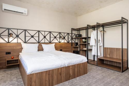 Standard Double Room image 9