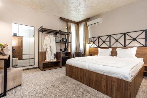 Standard Double Room image 7