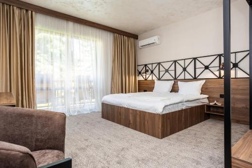 Standard Double Room image 6