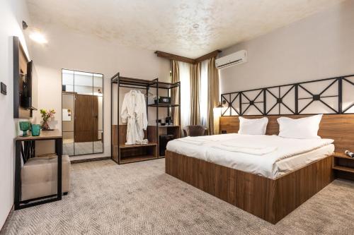 Deluxe Double Room image 9