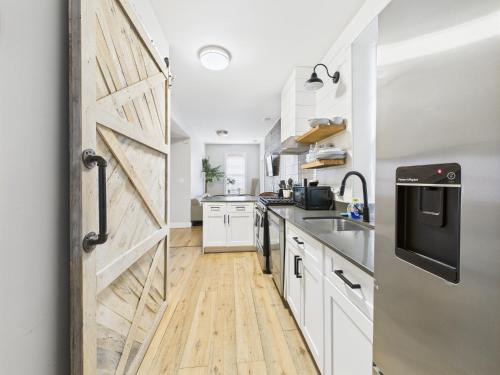 Modern 2BR with Patio & Cozy Space in Chicago, USA