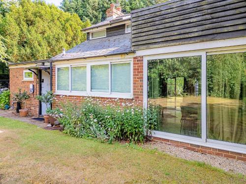 Фасада на хотела, Finest Retreats - Hollybush Studio in Datchworth