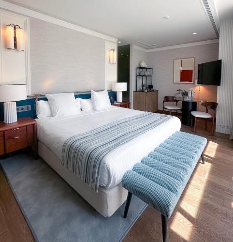 1 king bed, 2 twin beds