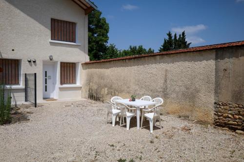 Exterior view, Chez Viticka in Saint Vulbas