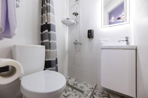 One-Bedroom Apartment image 4