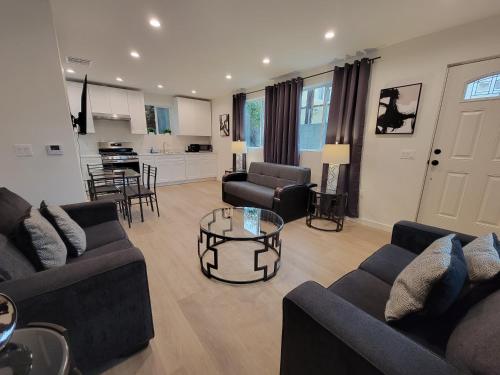 Newly built 2 bedroom home by Beverlywood great area WiFi TV Free Parking 5 min to Rodeo Drive, Los Angeles