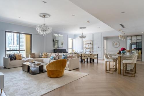 High-End Designer Stay l 4 Bed + Maids Room l JBR, Дубай