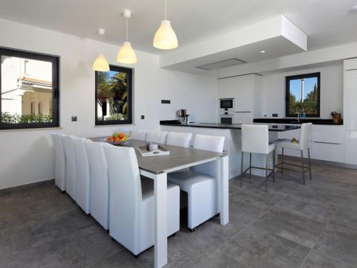 Luxurious Algarve Villa Villa Carvoeiro Lux 5 Bedrooms Private Heatedpool - image 2