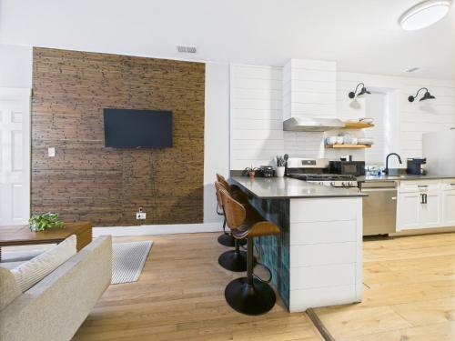 Modern 2BR with Patio & Cozy Space in Chicago, USA