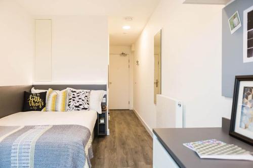 Student Only, Bronze Studio Mid Level White City, Londyn