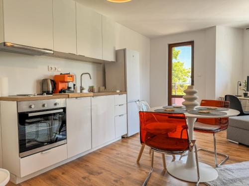 City Stay 1BR Near Mall Plovdiv with Workspace by Flat Manаger in Plovdiv Nyugati Negyed