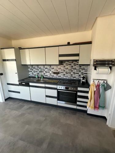 Kitchen, Ferienhaus Hof Schoneck in sehr ruhiger Alleinlage in Gondershausen