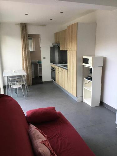 Studio meuble au calme avec terrasse et climatiseur mobile in Cais