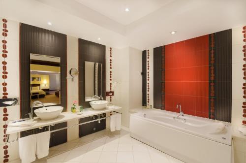 Executive Queen Room image 4