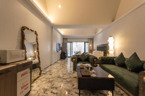 room detail thumbnail 1