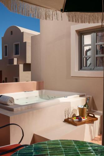 Aurea Suite Sea View with Outdoor Jetted Tub image 2