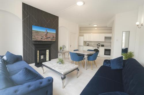Stylish 2 Bedroom Apartment in the Heart of Soho Walk to Cafes & Attractions!, London