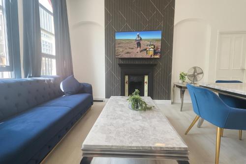 Stylish 2 Bedroom Apartment in the Heart of Soho Walk to Cafes & Attractions! - image 2