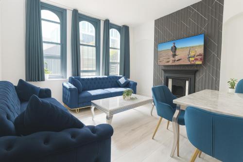 Stylish 2 Bedroom Apartment in the Heart of Soho Walk to Cafes & Attractions! - image 3