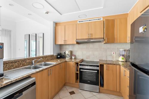 Sleek and Spacious 2BR at Dubai Marina, Near Beach, Dubái (foto 8)