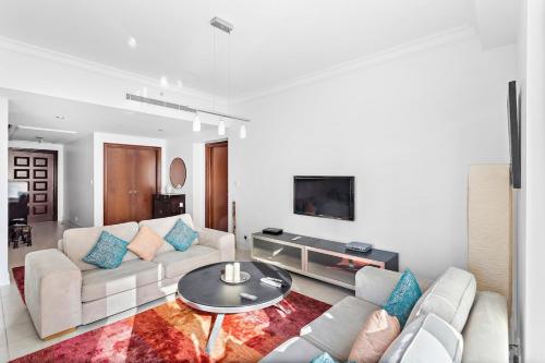 Sleek and Spacious 2BR at Dubai Marina, Near Beach, Dubái (foto 2)