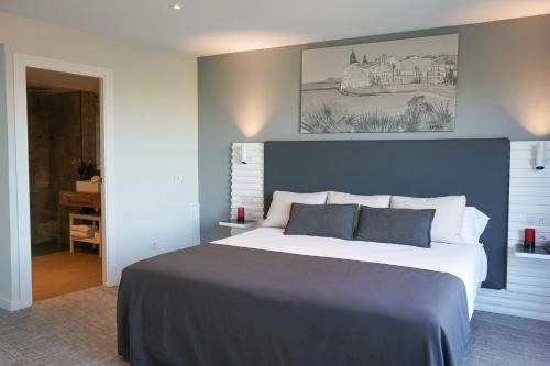 Double or Twin Room image 4