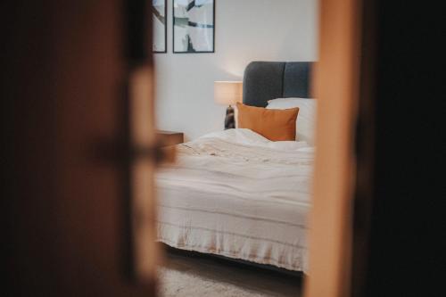JOBOSTAYS - DOWNTOWN Hafen Apartment Oldenburg - Luxusbad - direkt am Hafen - 5 Min zu Fuß Innenstadt und Bahnhof - Aufzug - kostenfreies WLAN - Küche - kontaktfreier Check-In