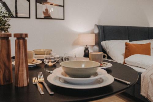 JOBOSTAYS - DOWNTOWN Hafen Apartment Oldenburg - Luxusbad - direkt am Hafen - 5 Min zu Fuß Innenstadt und Bahnhof - Aufzug - kostenfreies WLAN - Küche - kontaktfreier Check-In in Oldenburg, Deutschland