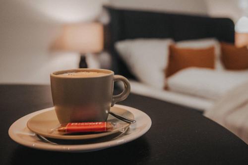 JOBOSTAYS - DOWNTOWN Hafen Apartment Oldenburg - Luxusbad - direkt am Hafen - 5 Min zu Fuß Innenstadt und Bahnhof - Aufzug - kostenfreies WLAN - Küche - kontaktfreier Check-In in Oldenburg, Deutschland