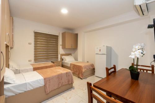 Triple Room with Private Bathroom image 4