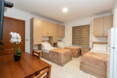 Triple Room with Private Bathroom image 5