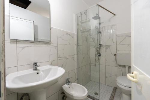 Triple Room with Private Bathroom image 1