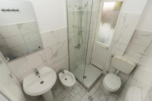 Triple Room with Private Bathroom image 2