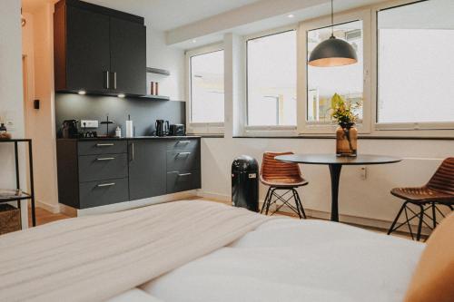 JOBOSTAYS - DOWNTOWN Hafen Apartment Oldenburg - Luxusbad - direkt am Hafen - 5 Min zu Fuß Innenstadt und Bahnhof - Aufzug - kostenfreies WLAN - Küche - kontaktfreier Check-In in Oldenburg, Deutschland