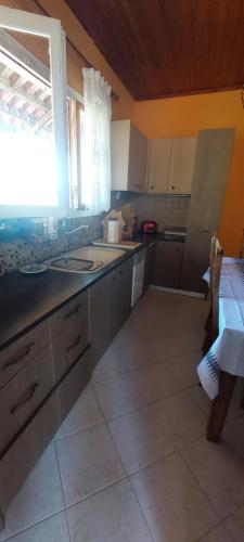 ห้องครัว, Cute House with mountain views in พีร์กอส