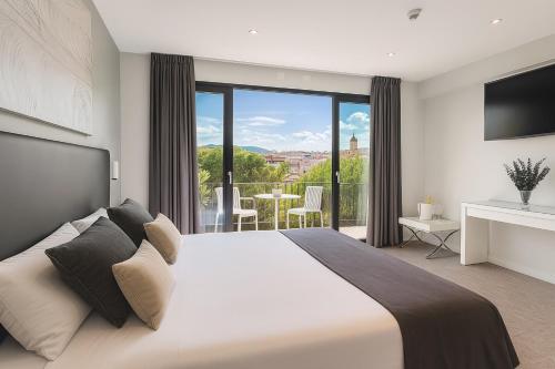 Double or Twin Room with Balcony image 6