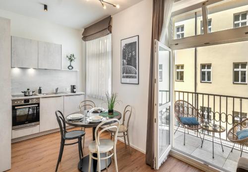 Luxury One-Bedroom Apartment with Balcony image 10