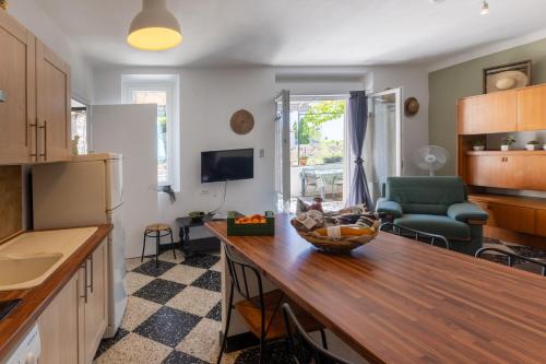 外部景觀, Micocoulier de la Maréchale (Micocoulier de la Marechale) in 奧爾尼亞克拉旺