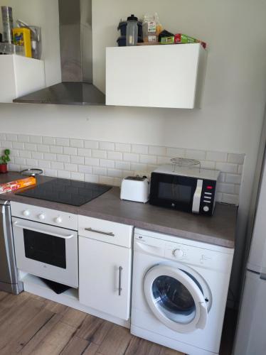 Konyha, Appartement spacieux et lumineux, idéalement situé (Appartement spacieux et lumineux, idealement situe) in Pessac
