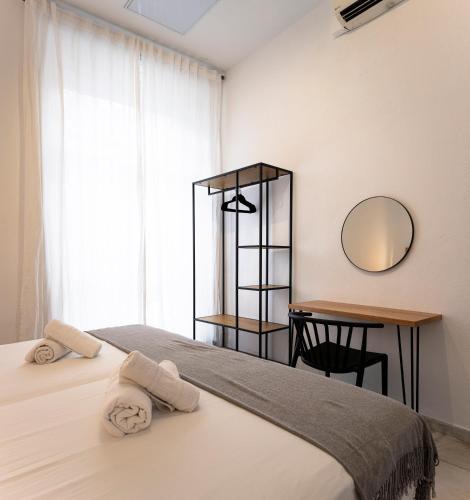 Twin Room with Shared Bathroom image 1