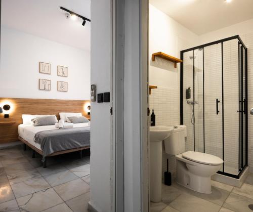 Twin Room with Shared Bathroom image 2