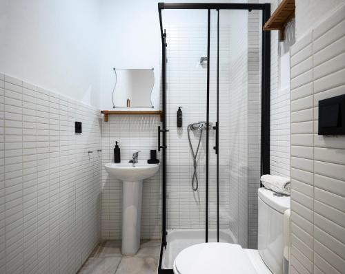 Twin Room with Shared Bathroom image 5