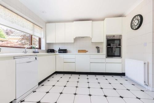 MOONGATE by BOURNECOAST - A Delightful Chalet Bungalow with a Garden and Parking - HB10672 in Littledown and Iford