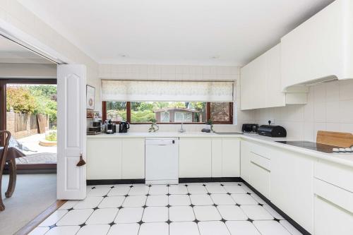 MOONGATE by BOURNECOAST - A Delightful Chalet Bungalow with a Garden and Parking - HB10672 in Littledown and Iford
