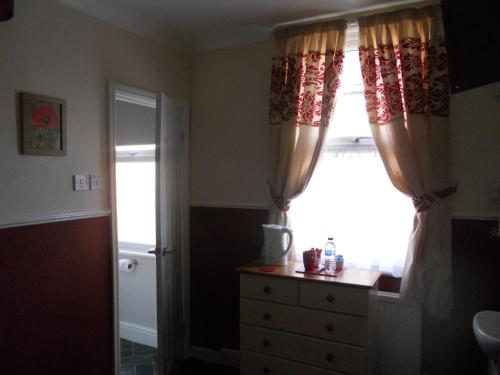 All Seasons Guest House - image 2