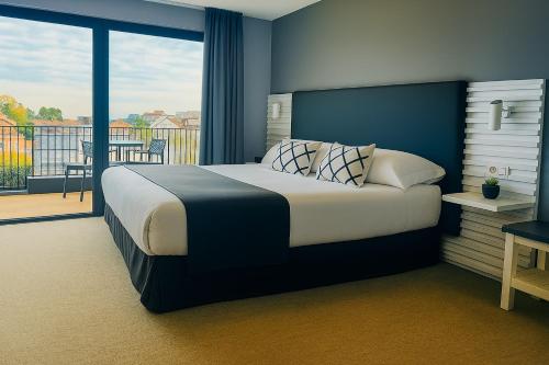 Double or Twin Room with Balcony image 9